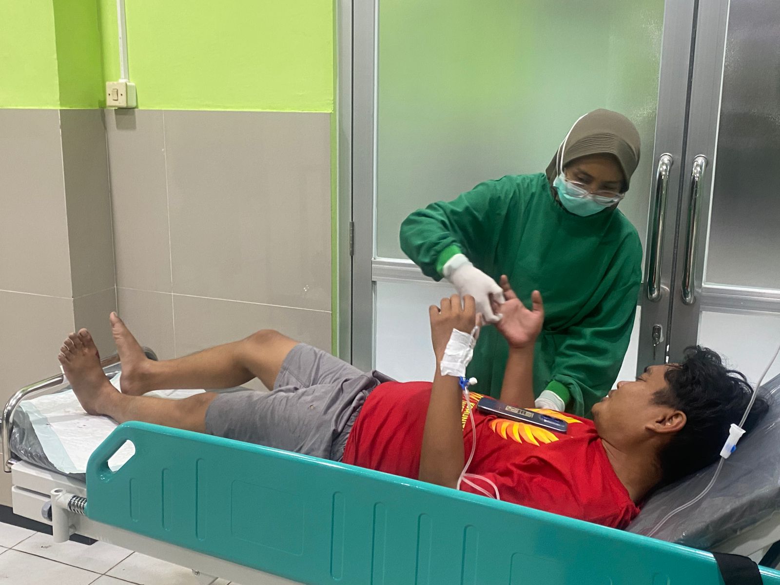 BEROBAT: Anak Jarot mengalami luka ringan akibat jatuh dari motor dan dirujuk di Rumah Sakit Umum Daerah (RSUD) Blora belum lama ini.  (ARIF FAKHRIAN KHALIM/RADAR PATI)