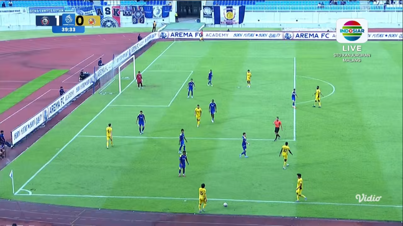 Arema FC unggul atas Semen Padang, 1-0.