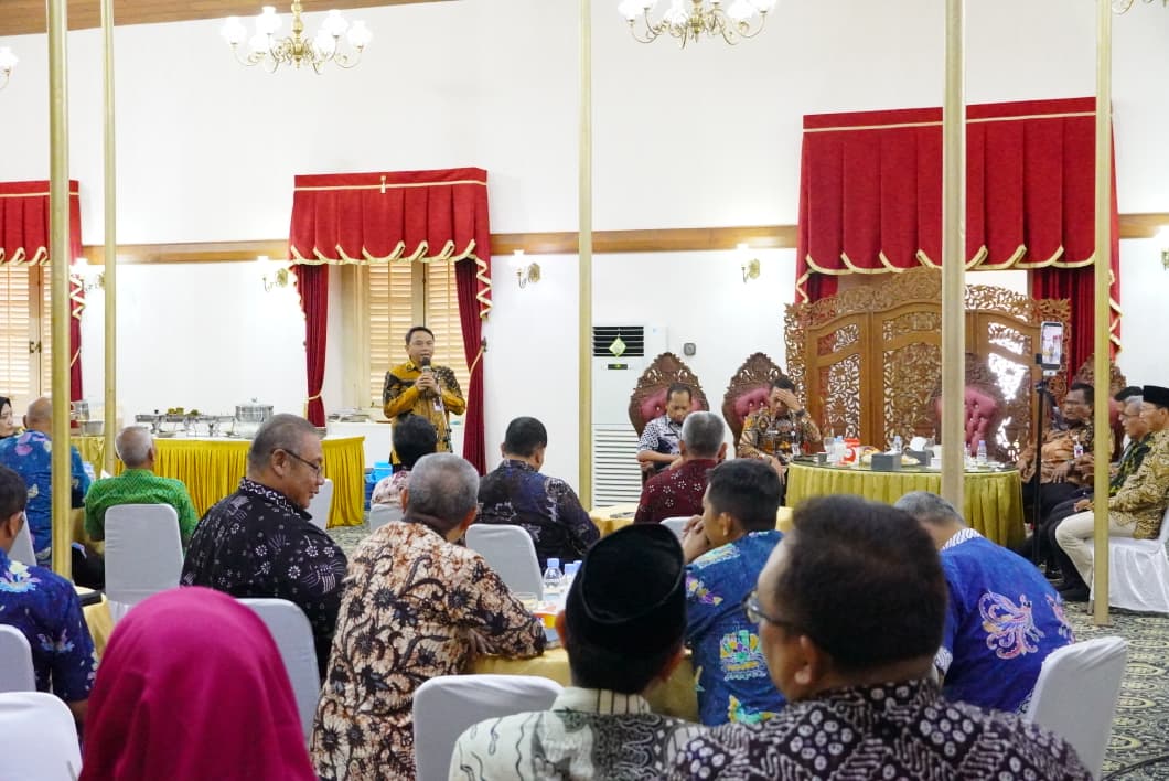 Plt Bupati Pati Risma Ardhi Chandra saat memberikan sambutan dalam forum Ngopi Bareng di Ruang Pringgitan, Pendopo Kabupaten Pati (13/2). (HUMAS PATI)