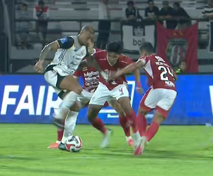 Pemain Persija Jakarta berduel dengan dua pemain Bali United, (15/2).