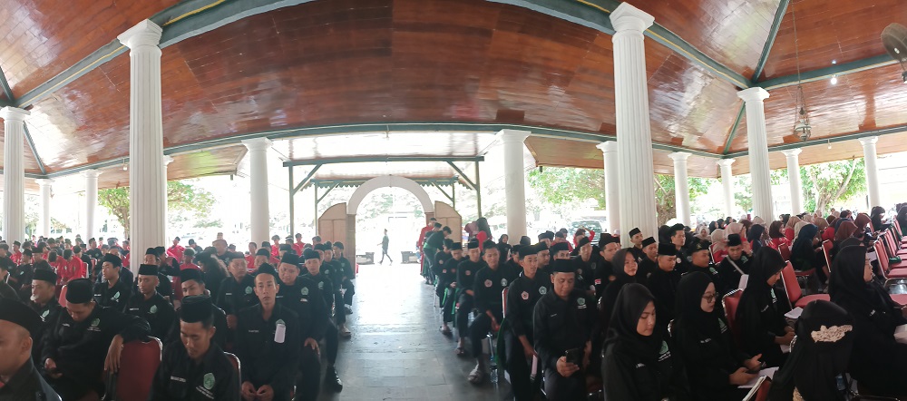 MOMEN PENGUKUHAN: Ratusan anggota Pagar Nusa mengikuti ijazah kubro dan pelantikan pengurus baru di Pendapa Museum RA Kartini Rembang. (WISNU AJI/RADAR PATI)
