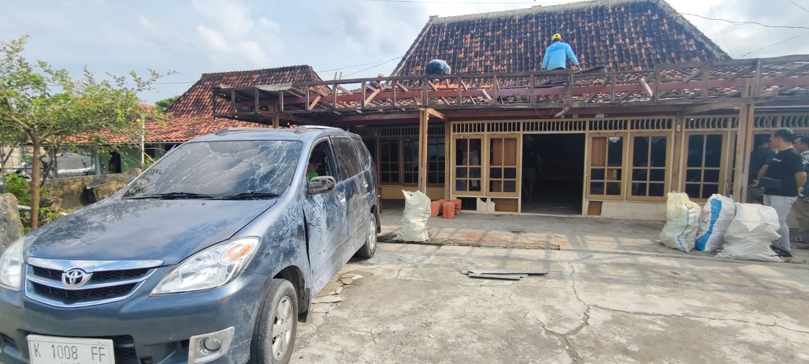 GENTENG RUNTUH: Warga memperbaiki rumah di Desa Tambirejo, Kecamatan Toroh yang rusak akibat terkena ledakan mercon, Minggu (15/2).