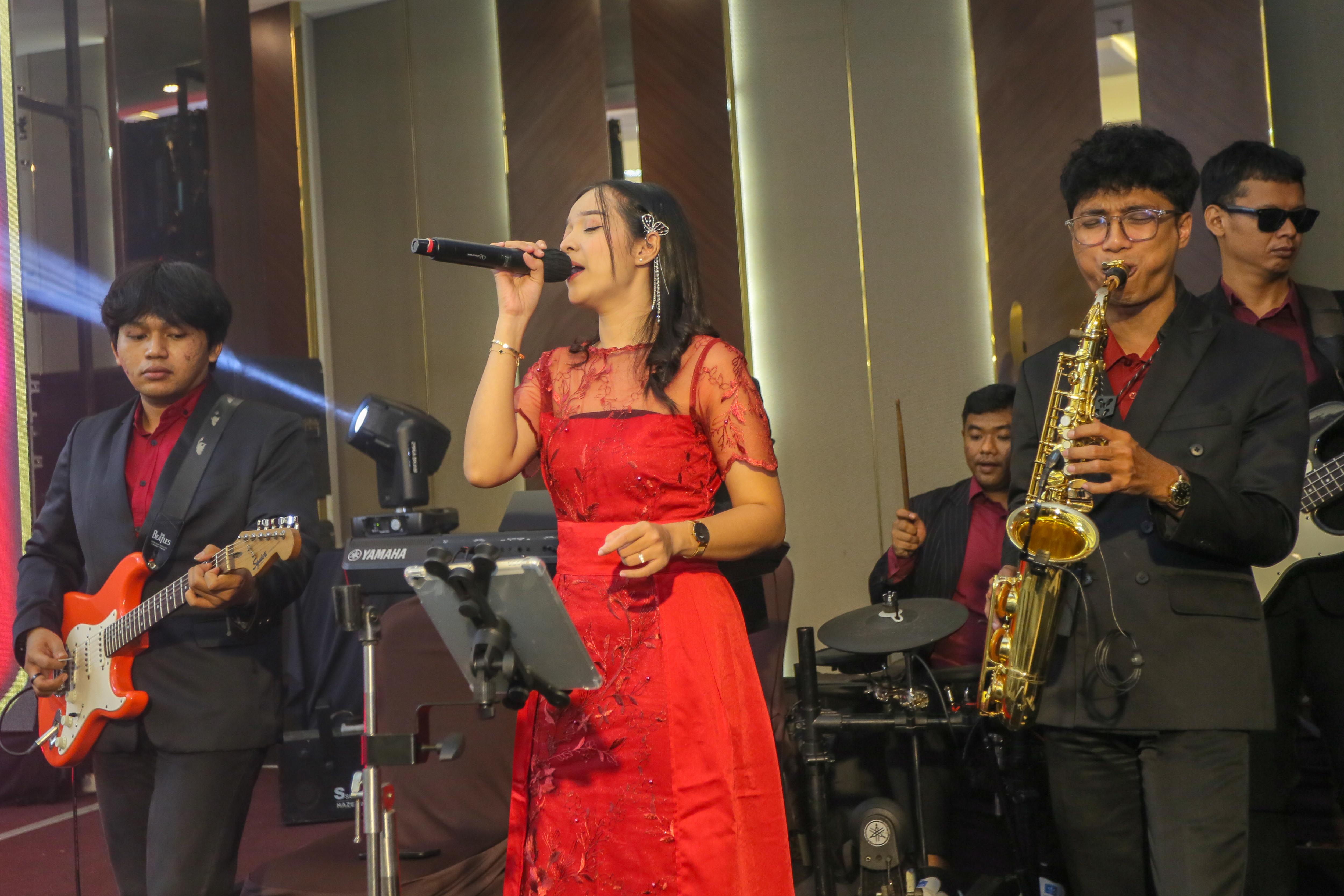HIBURAN: Band Aghnesia Entertainment tampil mengisi acara Abdi Nagari Awards Radar Kudus 2026 di Hotel @Hom, Jumat (13/2) malam. (GALIH ERLAMBANG/RADAR PATI)