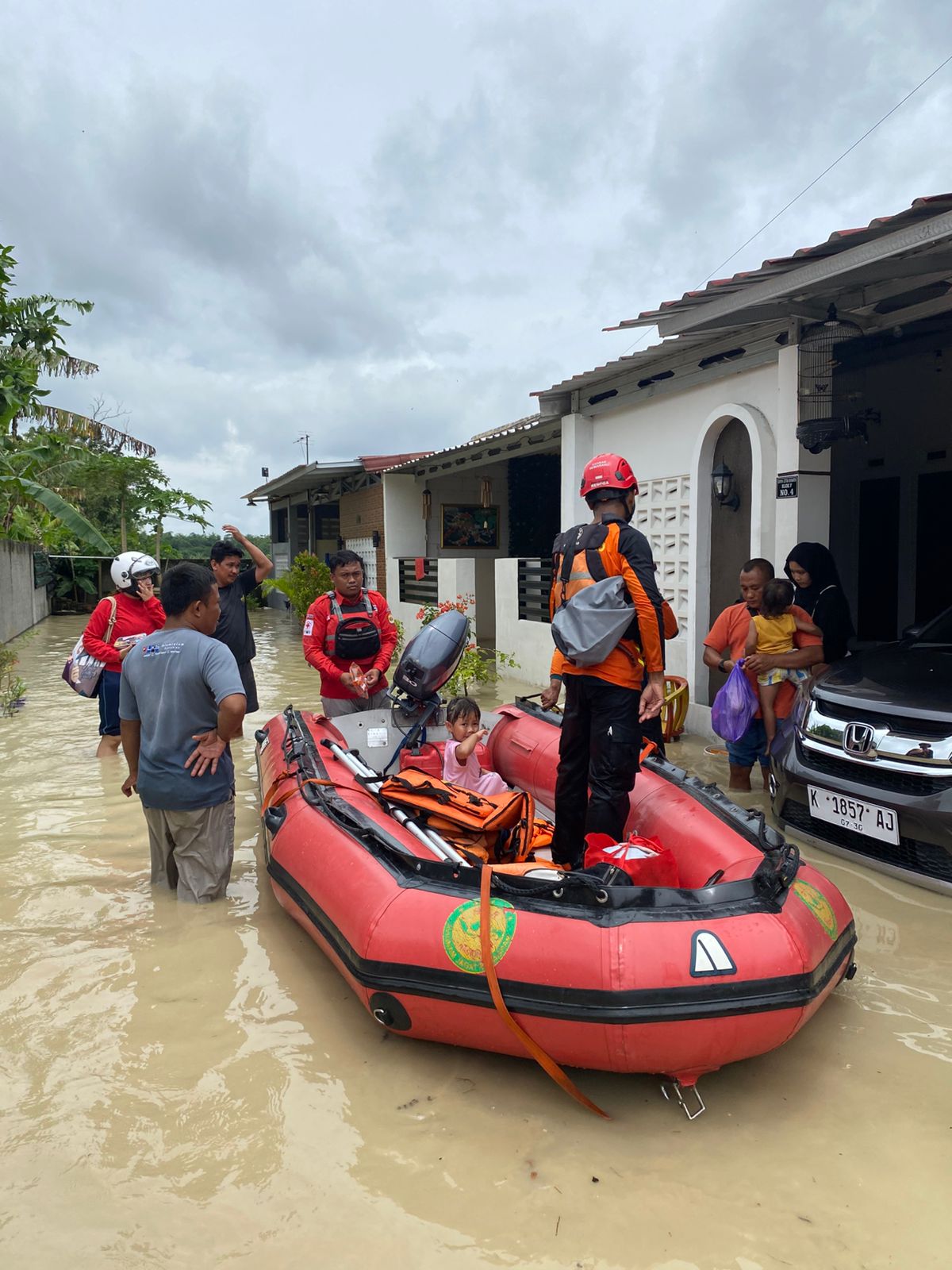 EVAKUASI: BPBD Grobogan saat melakukan evakuasi warga.