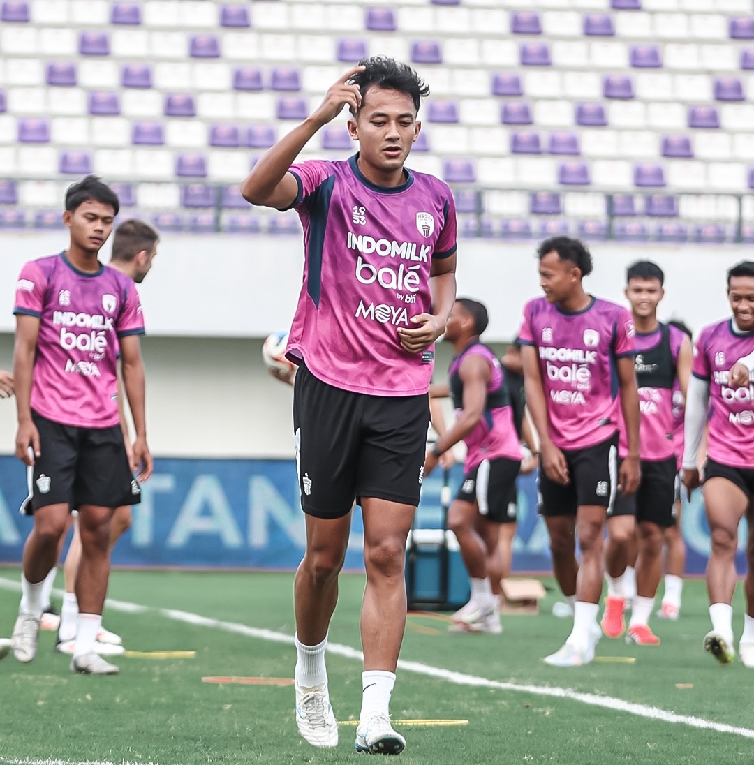 Sejumlah pemain Persita saat sesi latihan. (IG @persita)