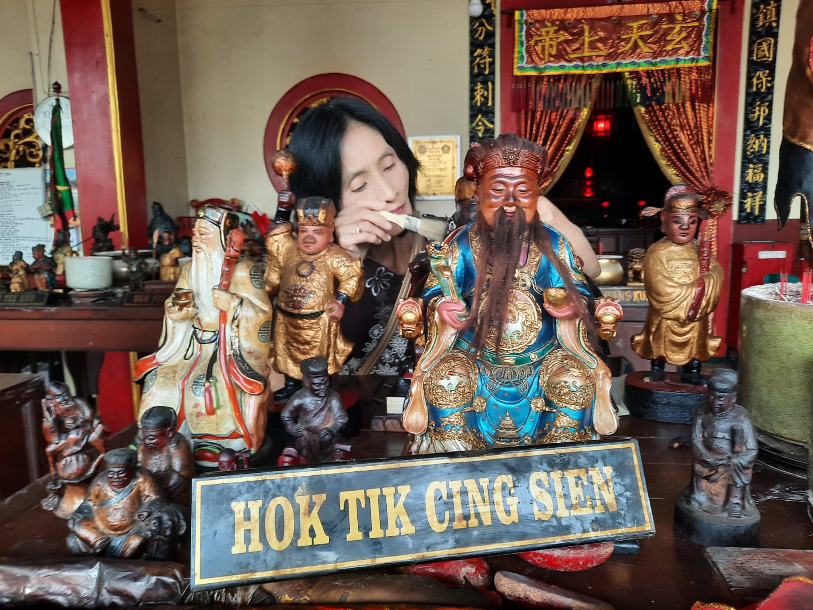 BERSIH-BERSIH: Umat Tri Dharma Klenteng Hok Hien Bio Kudus saat membersihkan patung-patung dewa. (INDAH SUSANTI/RADAR PATI)