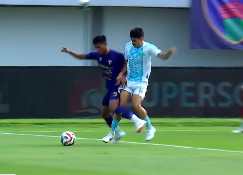 Duel pemain Persita Tangerang vs PSBS Biak.