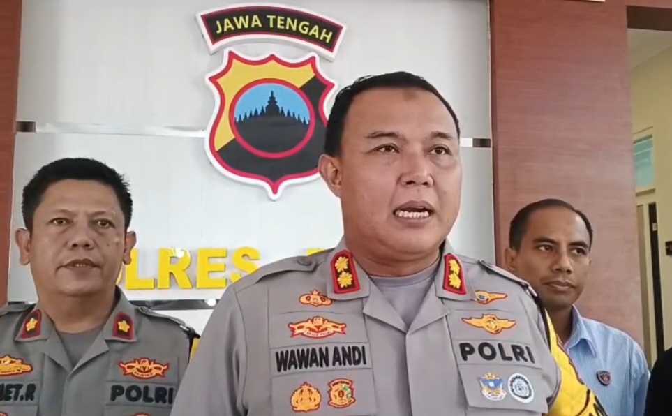Kapolres Blora AKBP Wawan Andi Susanto (tengah) saat jumpa pers dengan media. (EKO SANTOSO/RADAR PATI)