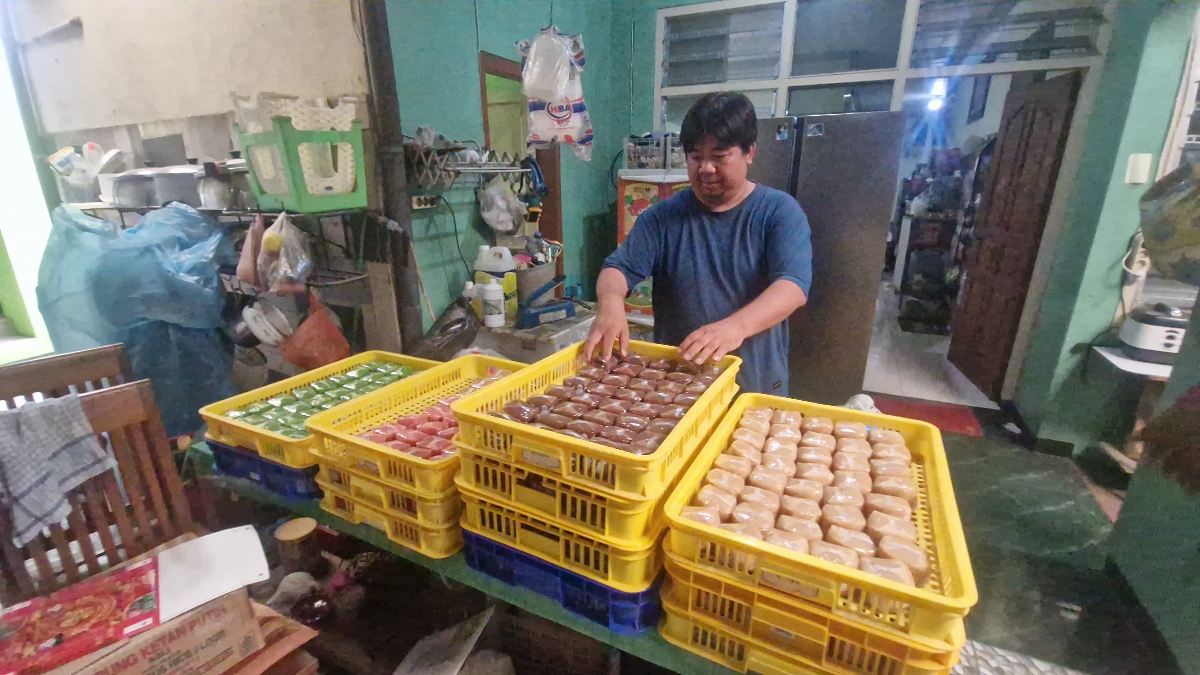 PACKING: Penerus usaha menata kue keranjang ke dalam wadah dan siap dipasarkan, belum lama ini. (ANDIKA TRISNA SAPUTRA/RADAR PATI)