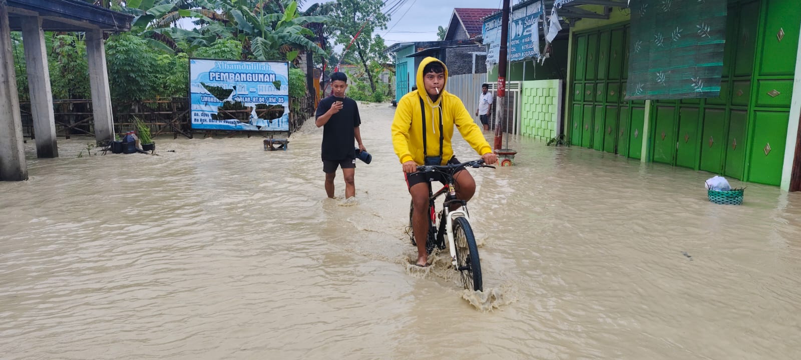 AKSES TERPUTUS: Jalan di Lingkungan Bakalan, Kelurahan Kalongan, Kecamatan Purwodadi, terendam banjir sehingga tidak dapat dilalui kendaraan. (SIROJUL MUNIR/RADAR PATI)