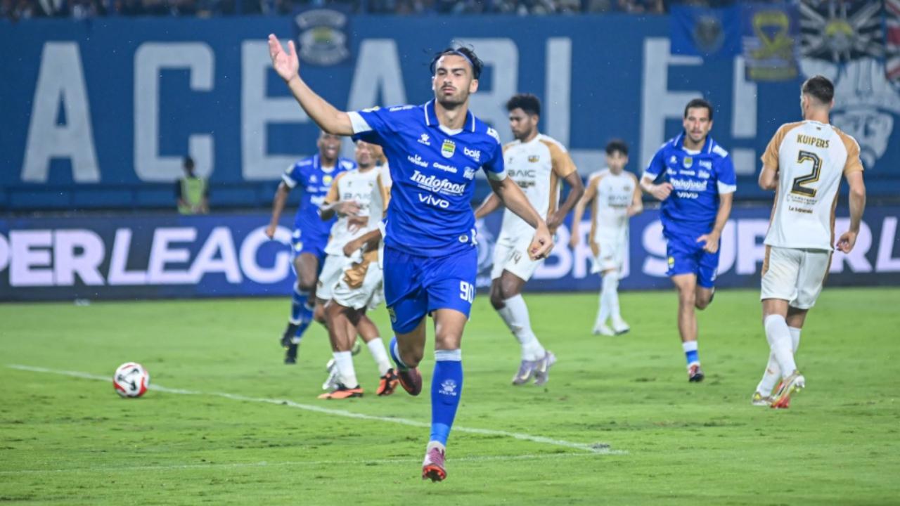 Andrew Jung cetak gol ke gawang Ratchaburi FC