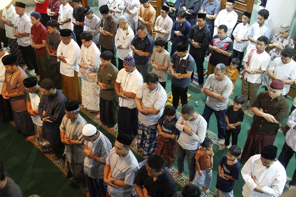 KHUSYUK: Jemaah menunaikan salat Tarawih di Masjid At-Taqwa Jepara pada Selasa (17/2) malam. (FIKRI THOHARUDIN/RADARPATI)