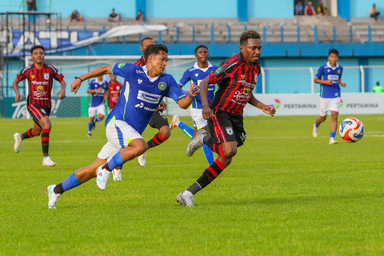 AKSELERASI: Striker Persiku Imam Bagus (kiri) berusaha merebut bola dari pemain Persipura. (GALIH ERLAMBANG W/RADAR PATI)
