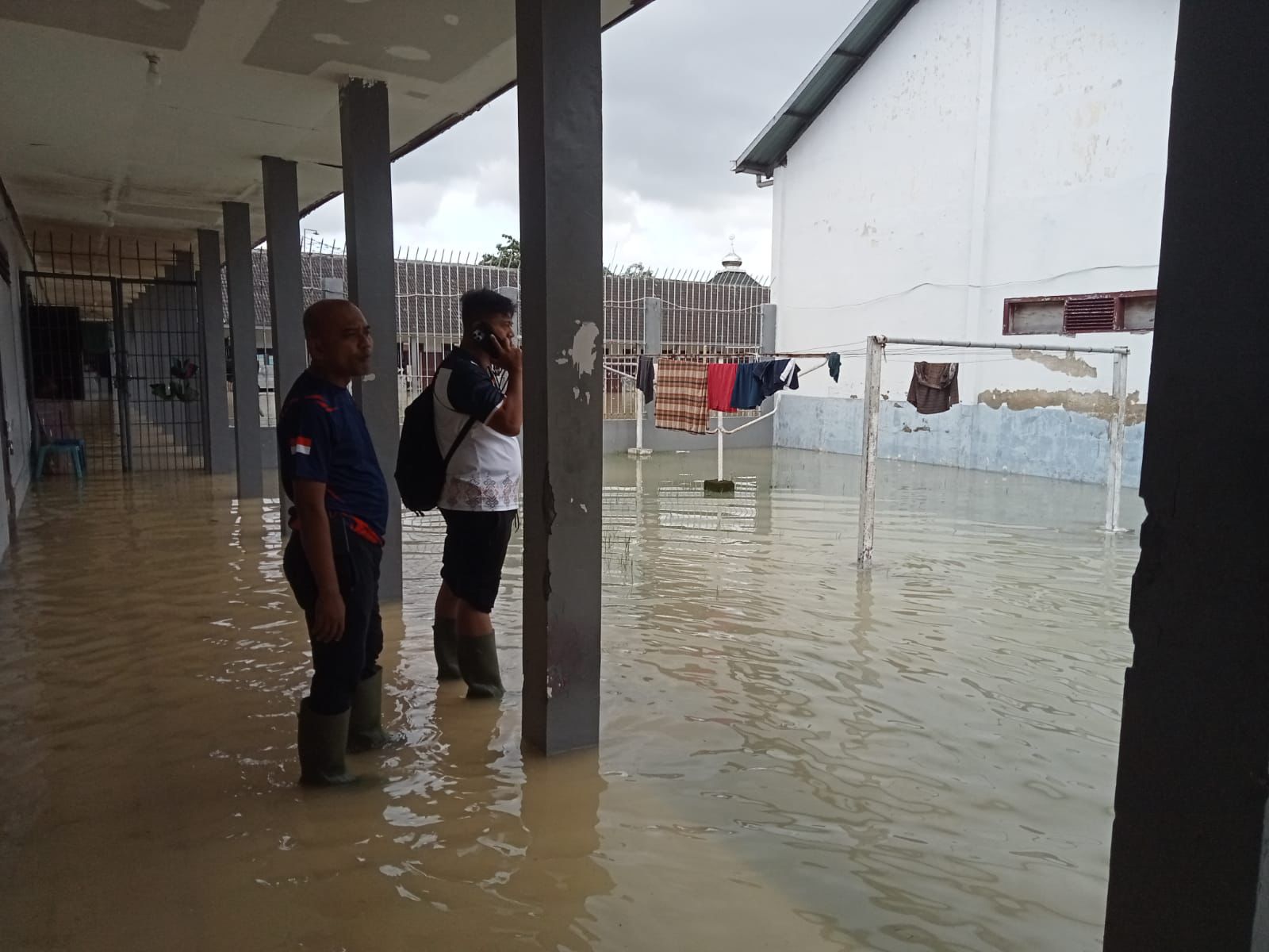 TERGENANG: Kepala Lapas Purwodadi Erik Murdiyanto meninjau kondisi lapas usai terdampak banjir, Selasa (18/2). (SIROJUL MUNIR/RADAR PATI)