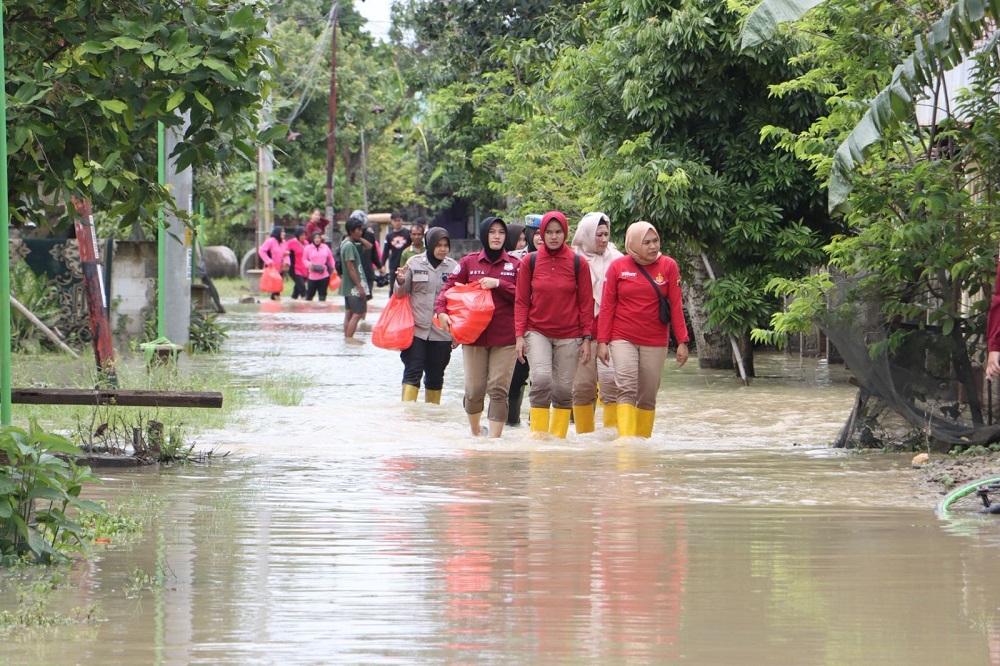 Polwan Grobogan mengirim bantuan ke korban banjir Desa Tinanding, Kecamatan Godong.