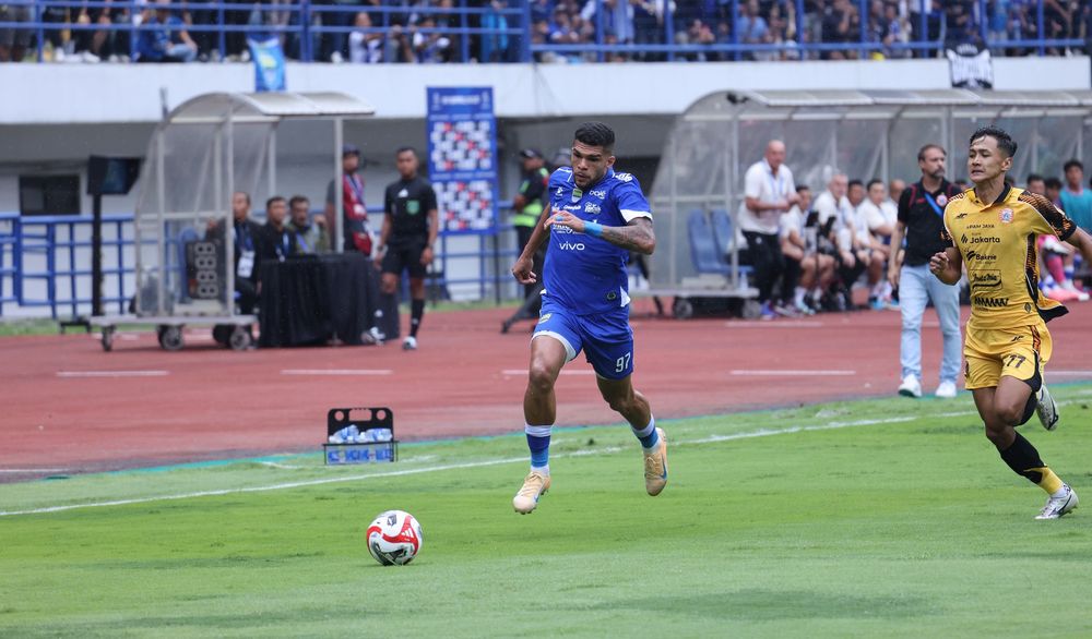 Pemain depan Persib Bandung Berginho.