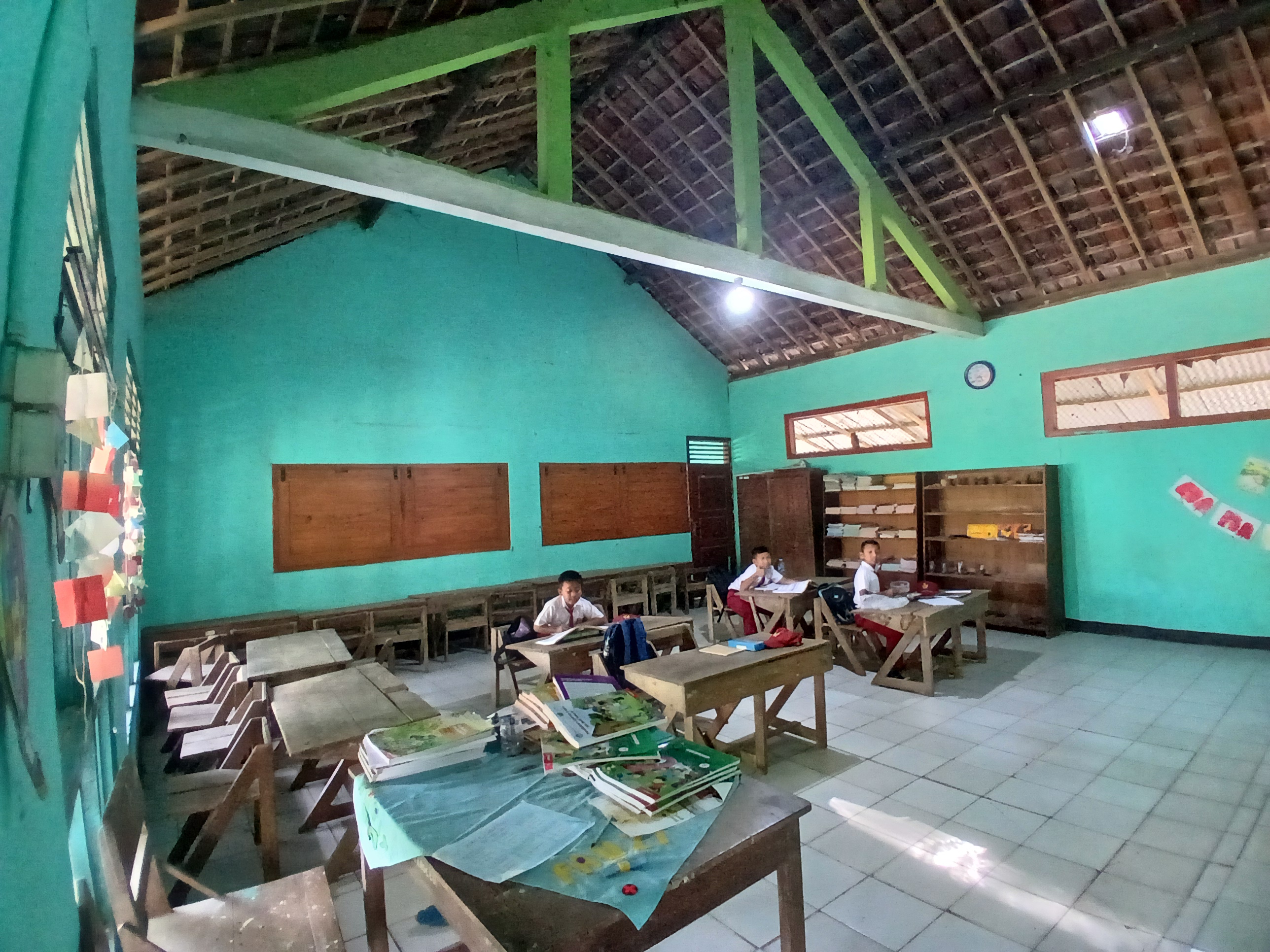 KELAS LENGANG: Jumlah bangku kosong di SDN 1 Patalan terlihat lebih banyak dibandingkan siswanya. (EKO SANTOSO/RADAR PATI)