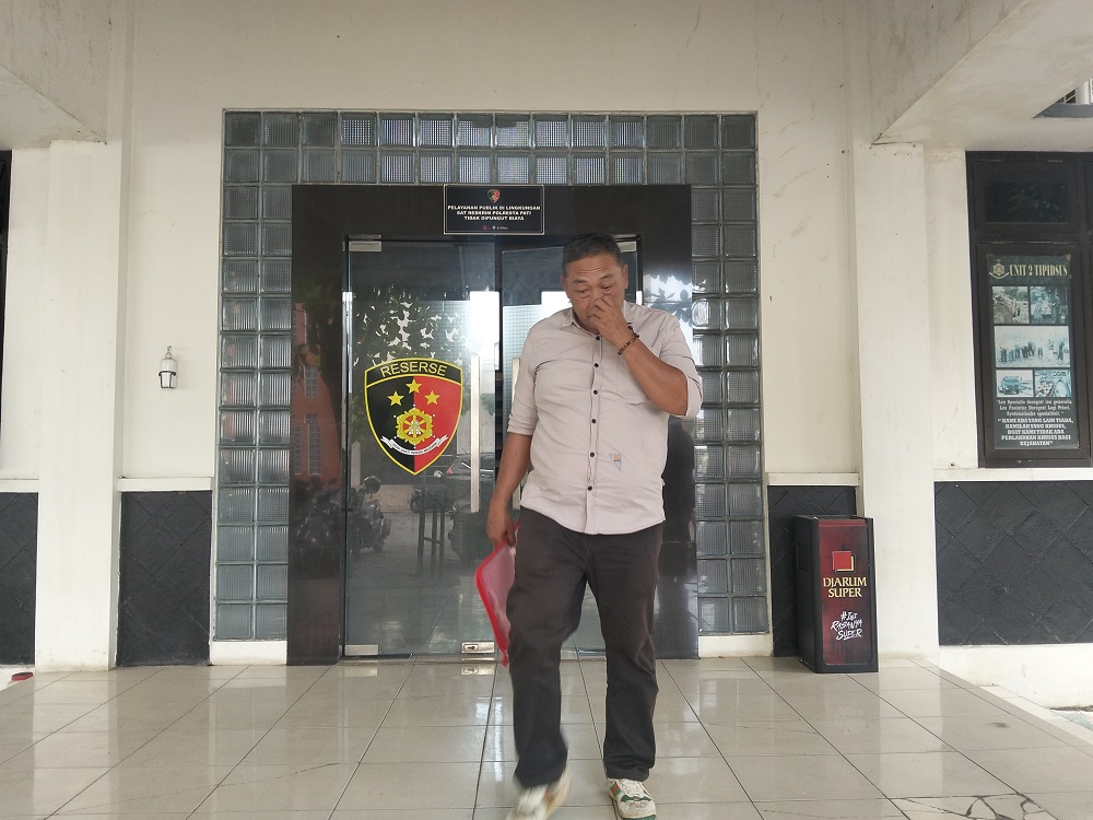 KONFIRMASI KASUS: Kuasa hukum korban, Slamet Widodo, mendatangi Polresta Pati, Rabu (18/2). (ANDRE FAIDHIL FALAH/RADAR&nbsp;PATI)