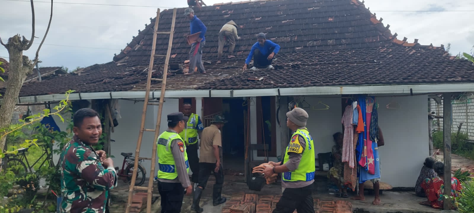 GOTONG ROYONG: Relawan bersama warga membersihkan puing dan sisa material rumah usai diterjang angin di Desa Kebowan. (ANDRE FAIDHIL FALAH/RADAR PATI)