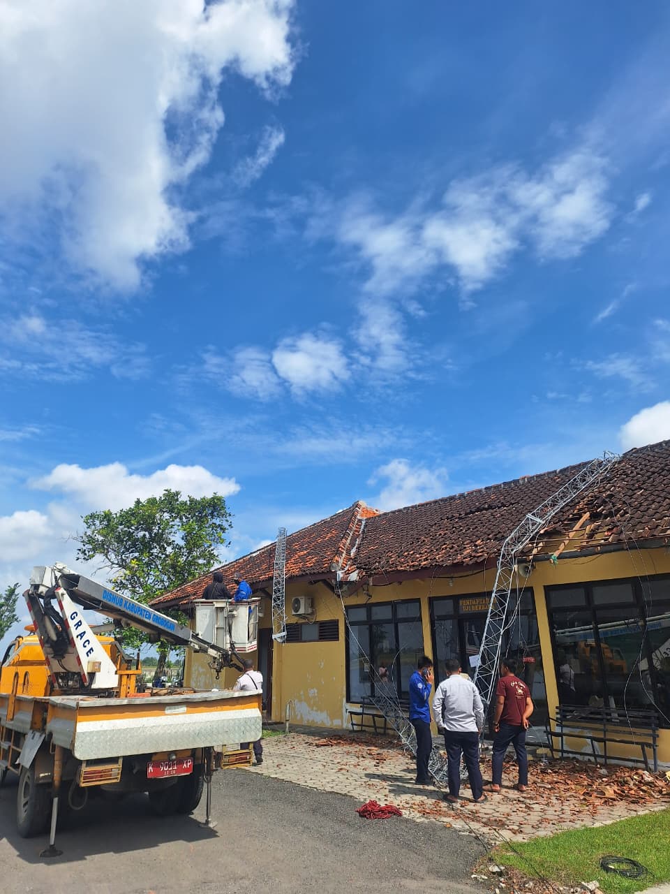 DIPERBAIKI: Petugas Dishub saat memperbaiki tower yang rusak.