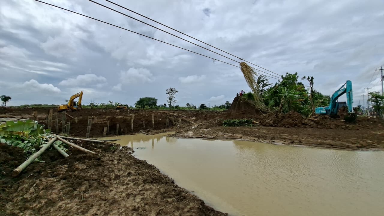 Tanggul Sungai Tuntang di Grobogan jebol dan jalan putus.