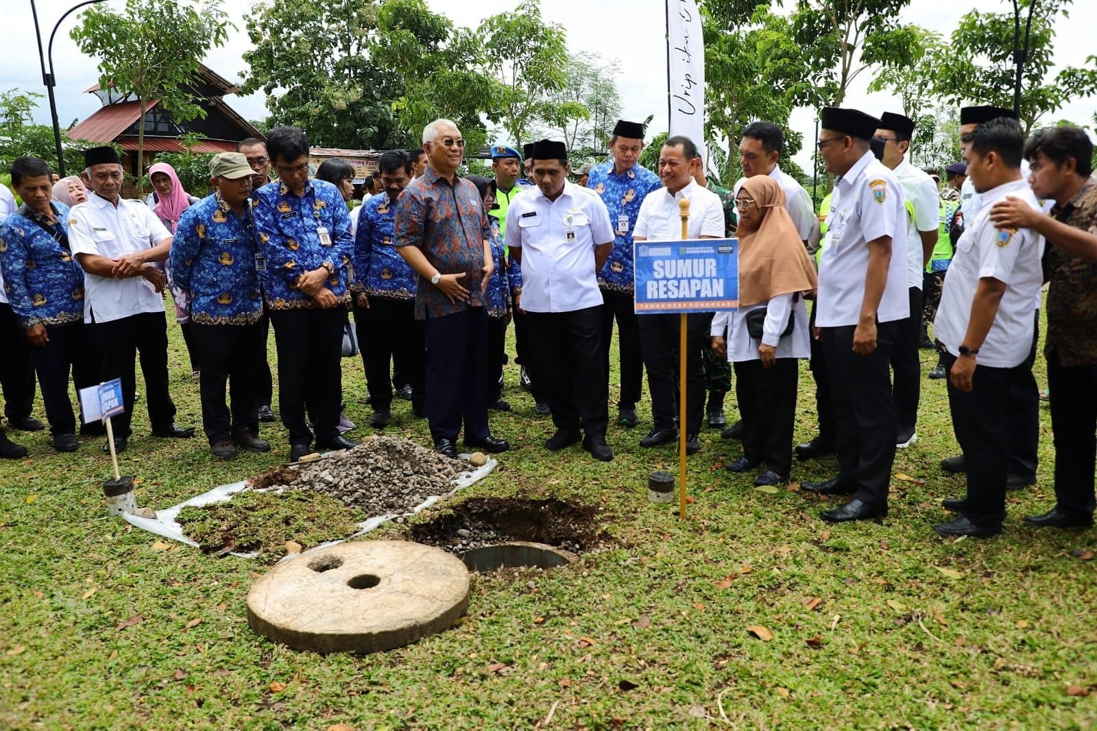 PENANGANAN JANGKA PANJANG: Wakil Gubernur Jateng Taj Yasin Maimoen (tengah)meninjau pembuatan sumur resapan. (KOMINFO UNTUK RADAR PATI)