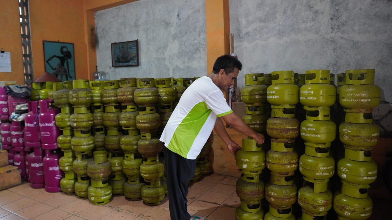 MENATA TABUNG: Pemilik pangkalan elpiji 3 Kg merapikan tumpukan tabung gas bersubsidi. (INDAH SUSANTI/RADAR PATI)  &nbsp;
