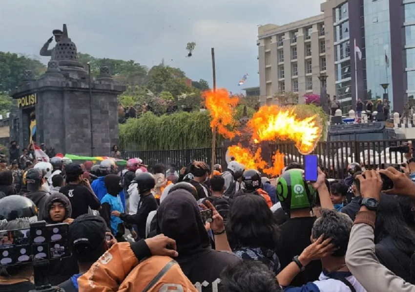 AKSI DEMO: Mahasiswa Universitas Dian Nuswantoro (Udinus) melempar bom molotov dalam unjuk rasa beberapa waktu lalu. (JPRS/RADAR PATI)