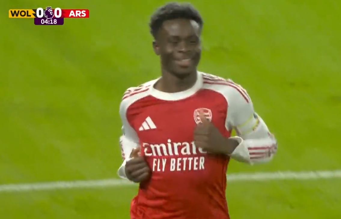 Bukayo Saka usai cetak gol