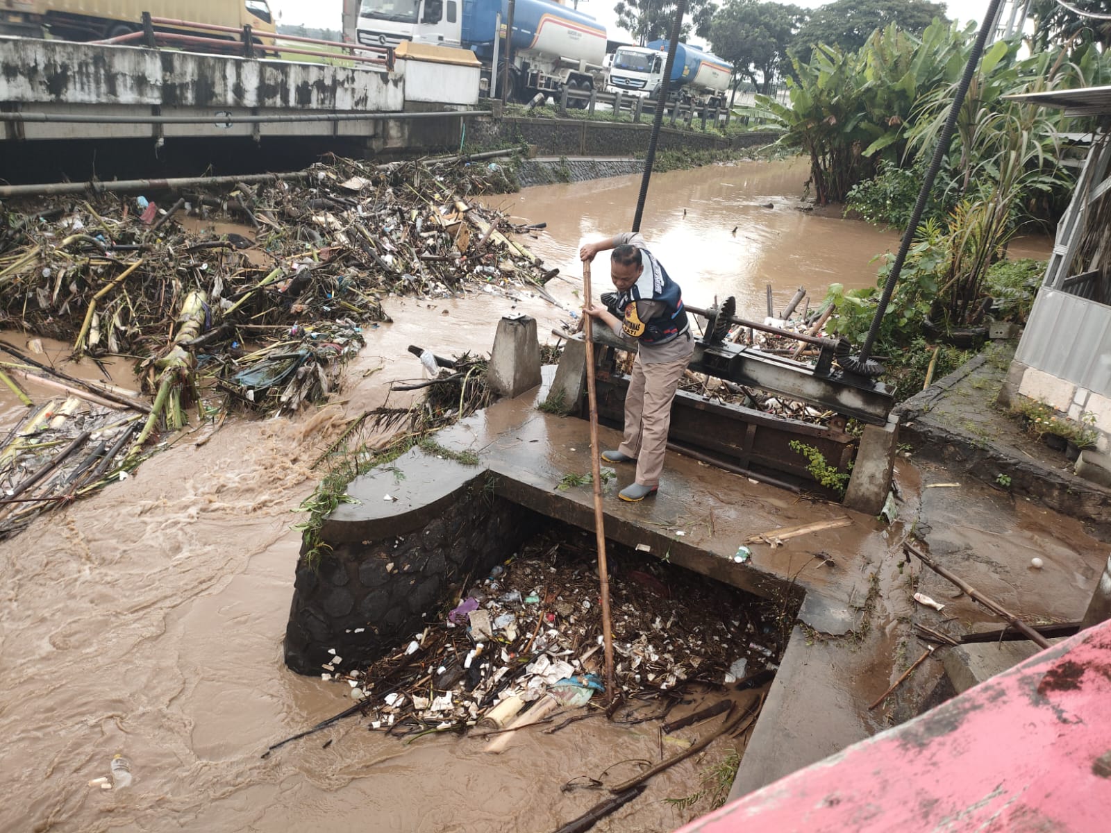 Kondisi Sungai Simo di pinggir Jalan Pantura Pati - Juwana yang dipenuhi sampah. (ACHMAD ULIL ALBAB/RADAR KUDUS)