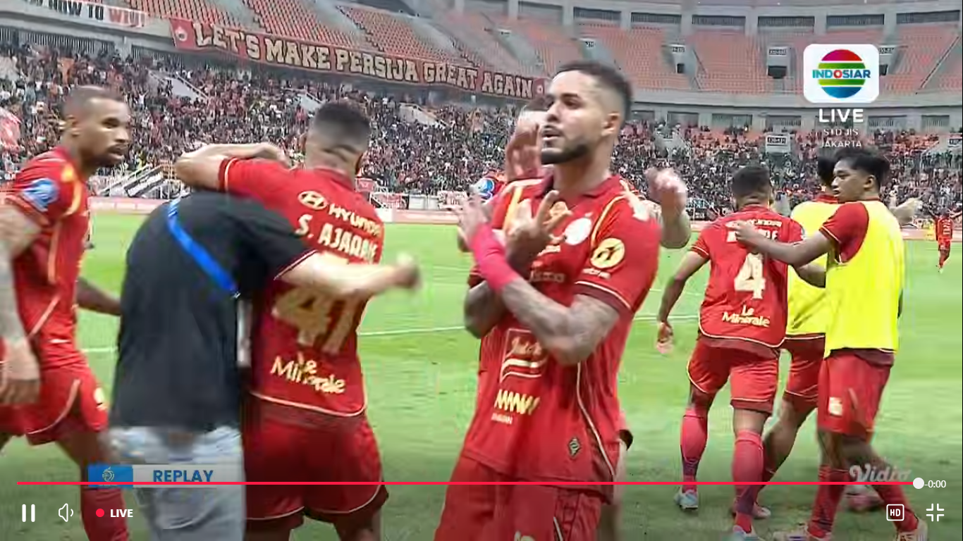 Maxwell Souza merayakan gol untuk Persija saat melawan PSM Makassar.