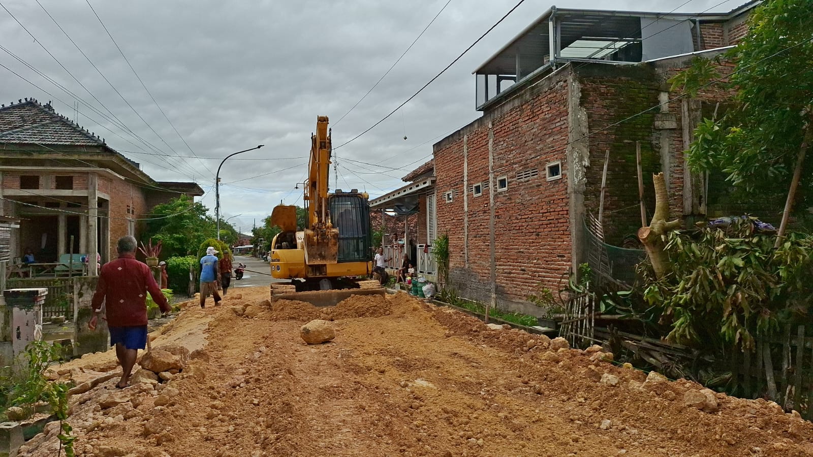 PROSES: Petugas mengoperasikan alat berat guna membantu meratakan batu kapur untuk peninggian jalan di Desa Karangrowo, Kecamatan Undaan, Kudus Selasa (17/2). (ANDIKA TRISNA SAPUTRA/RADAR PATI)