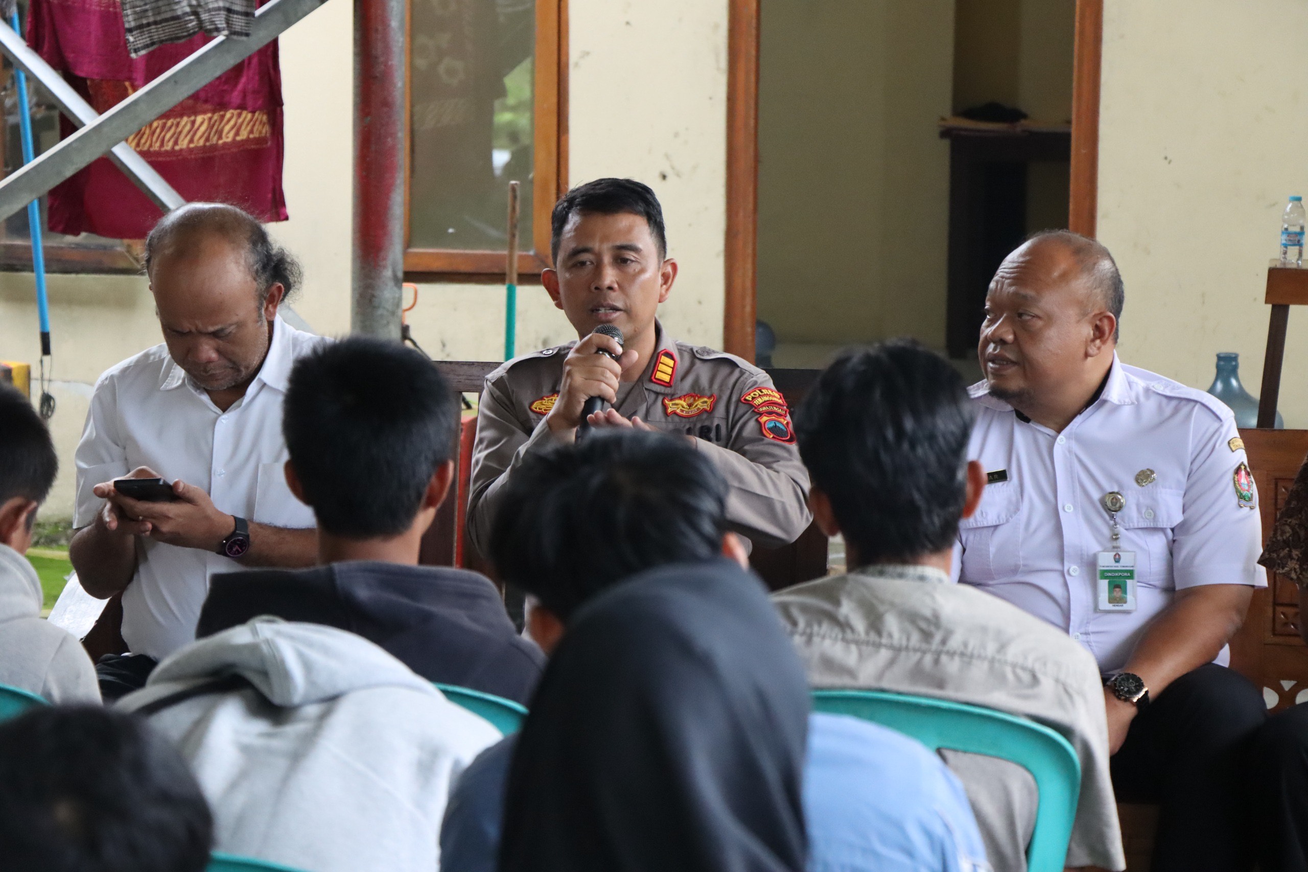 Petugas kepolisian memberikan pembinaan kepada sejumlah remaja yang diduga hendak terlibat tawuran di Temanggung. (DOK Polres Temanggung)