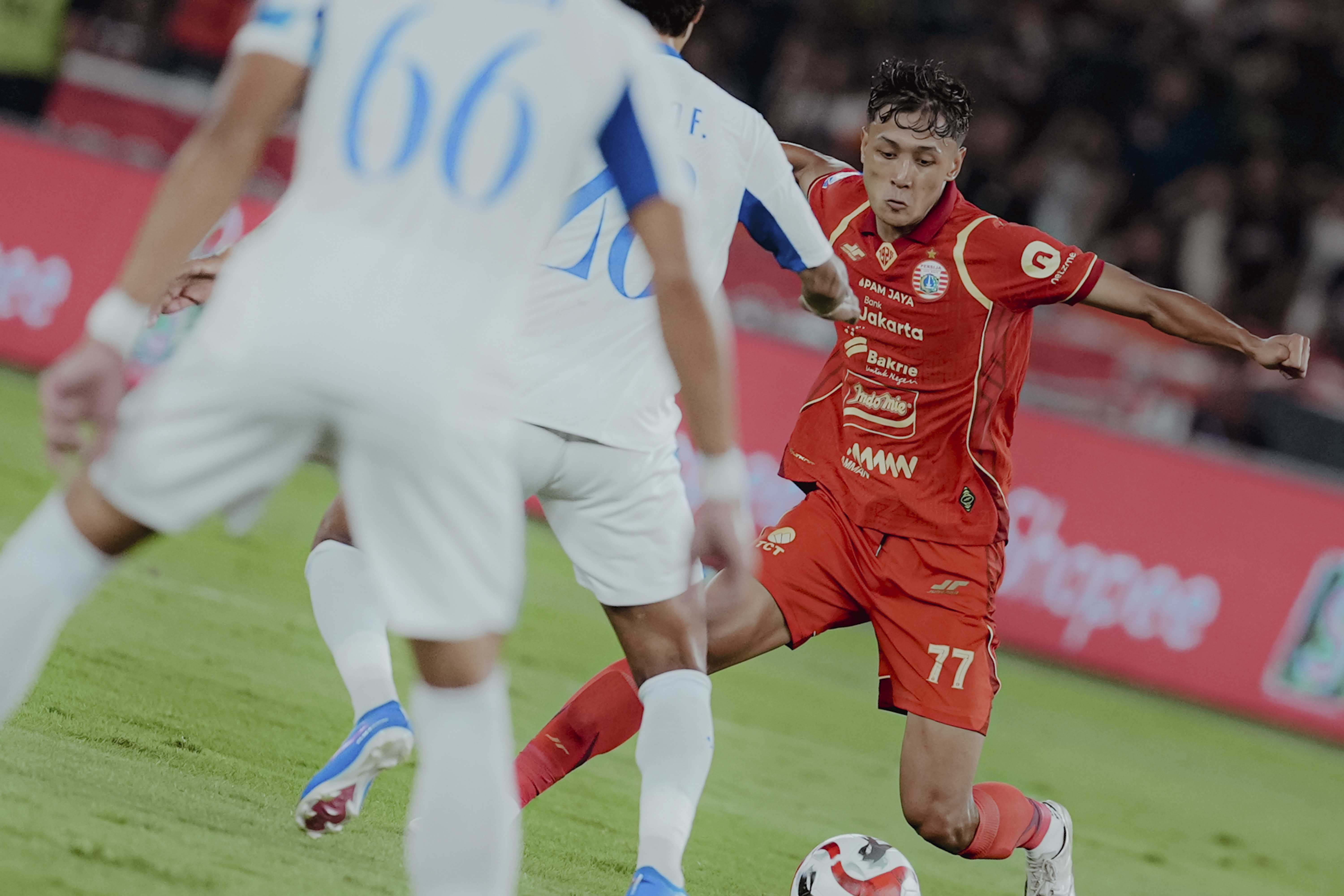 Pemain Persija Jakarta berupaya melewati pemain lawan. (sumber foto: Persija)