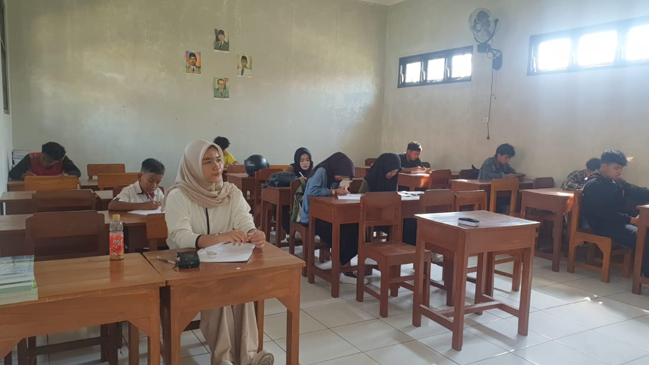 BELAJAR: Sejumlah anak saat mengikuti kegiatan PKBM.