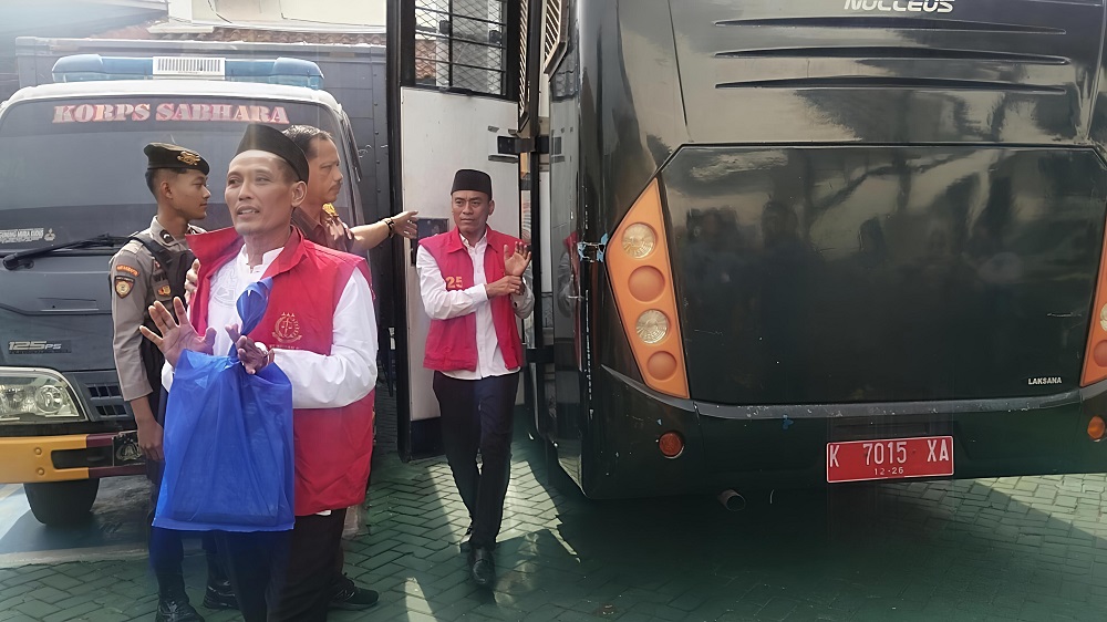  DISIDANG: Dua aktivis Pati diantar ke PN Pati pada Jumat (20/2).  (ANDRE FAIDHIL FALAH/RADAR PATI) 