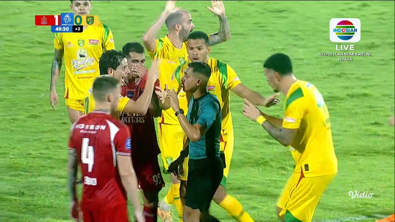 Kontroversi penalty pada babak 2 laga Persijap vs Persebaya.