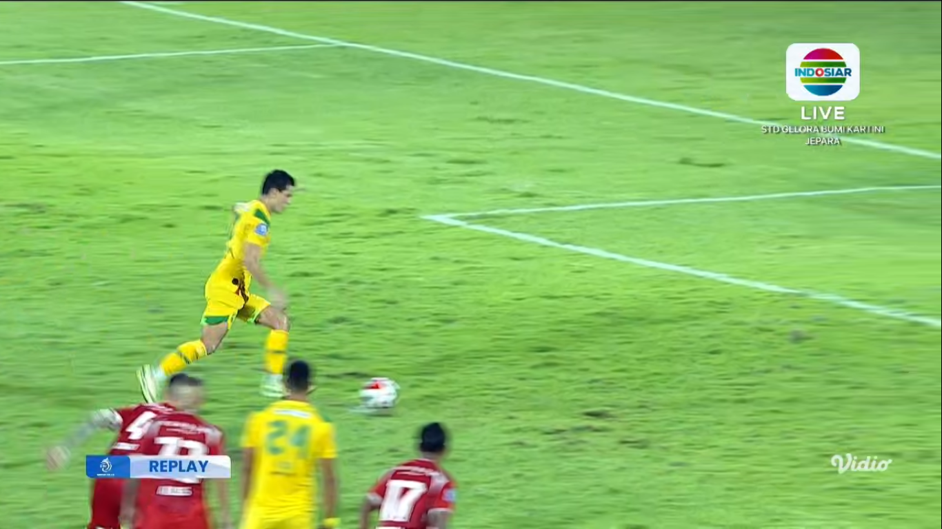 Penyerang Persebaya Bruno Moreira menendang penalty.