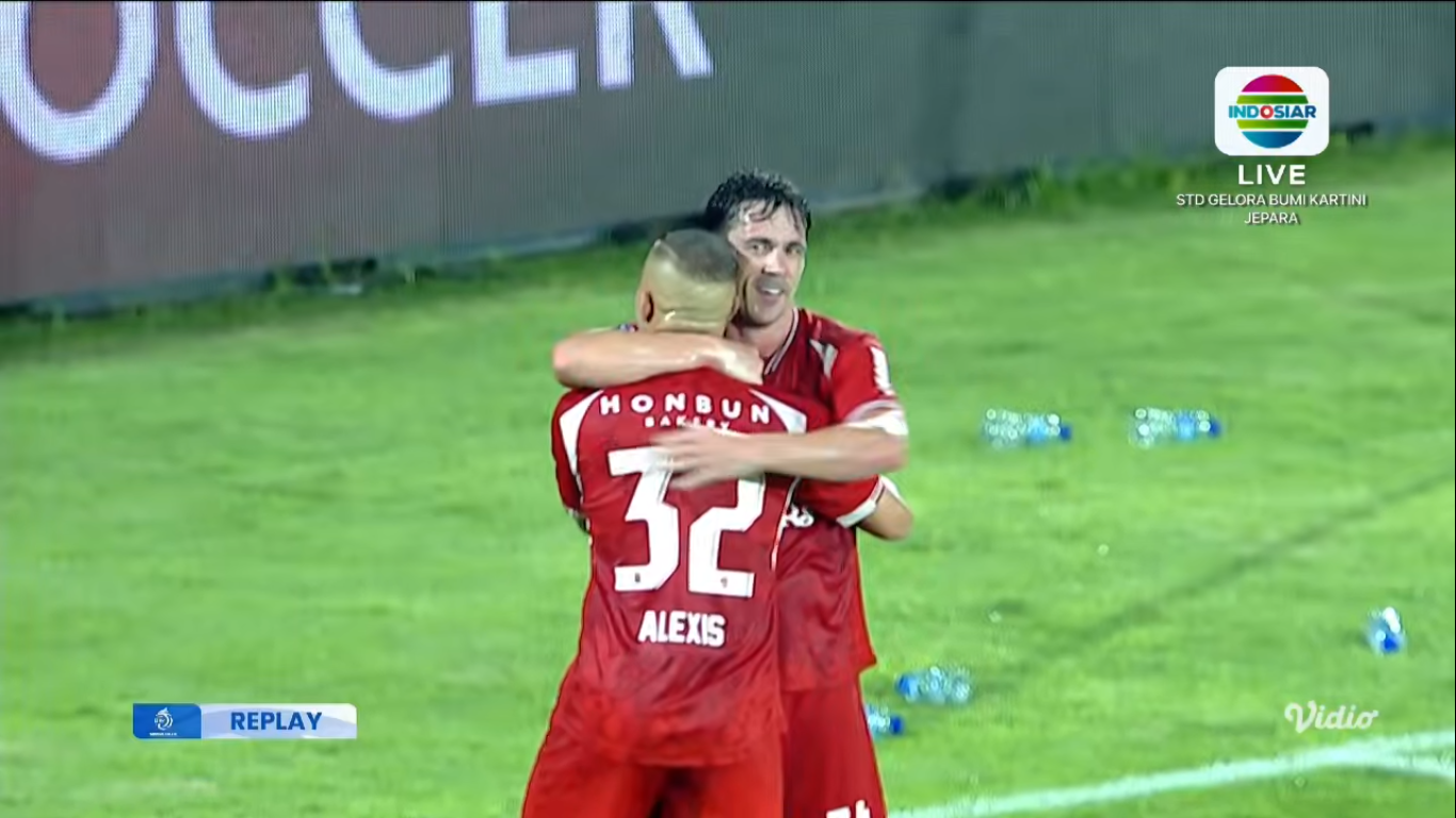 Alexis Gomez memeluk Iker Guarotxena usai cetak gol ketiga Persijap atas Persebaya.