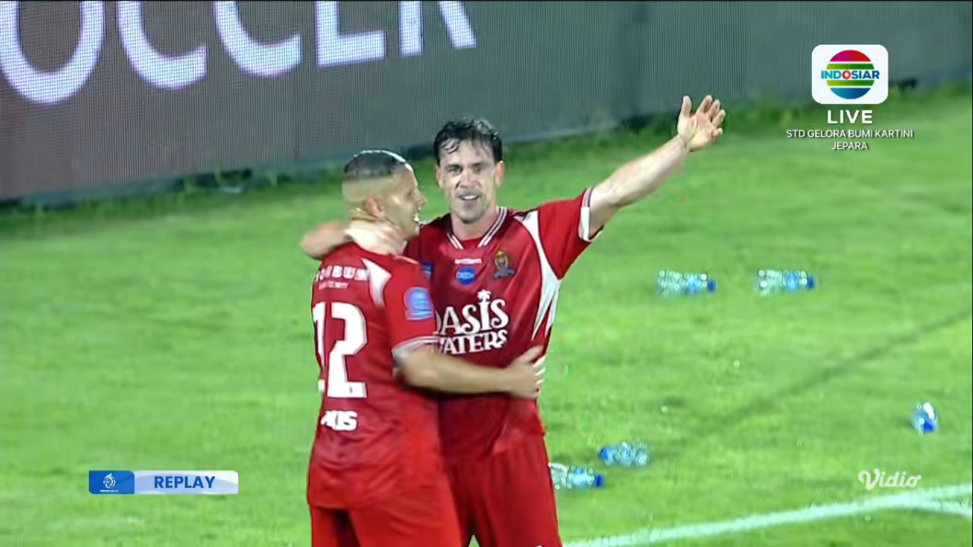 Alexis Gomez memeluk Iker Guarotxena usai cetak gol ketiga Persijap atas Persebaya.