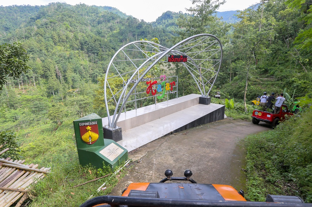 BERPETUALANG: Wisatawan menaiki jeep menyusuri lereng Muria. GALIH ERLAMBANG W/ RADAR PATI 