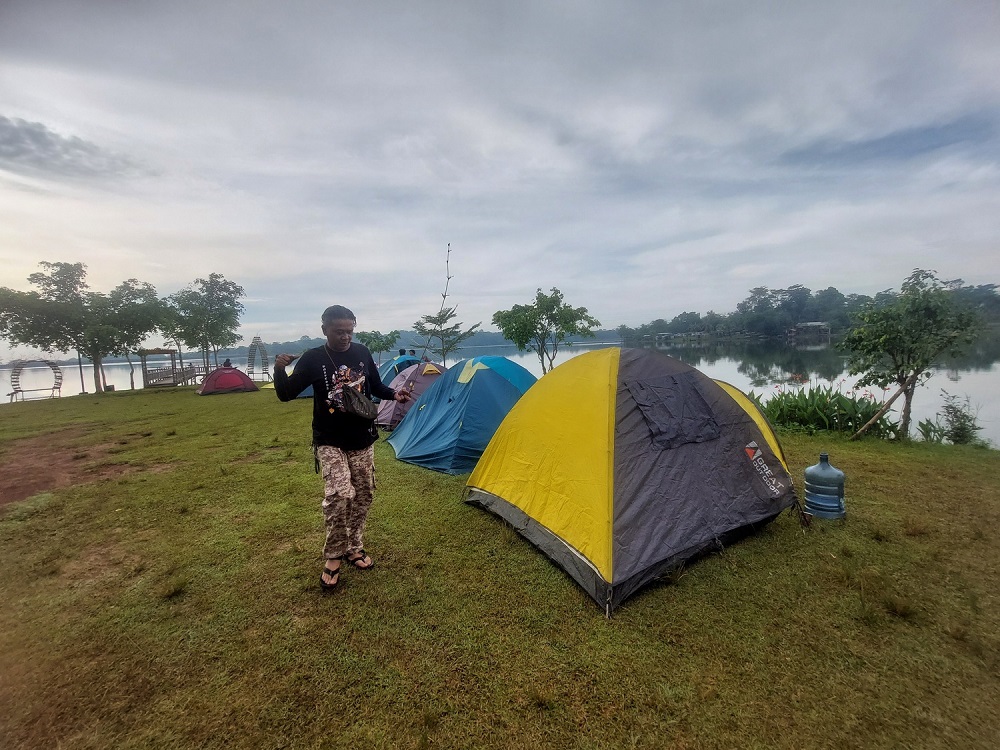LIBURAN: Tenda-tenda kemah berjejer di lapangan Pesona Poncodan belum lama ini.  (ANDRE FAIDHIL FALAH/RADARPATI)  