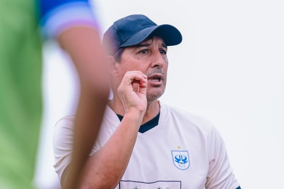 Pelatih PSIS Semarang Alfredo Vera