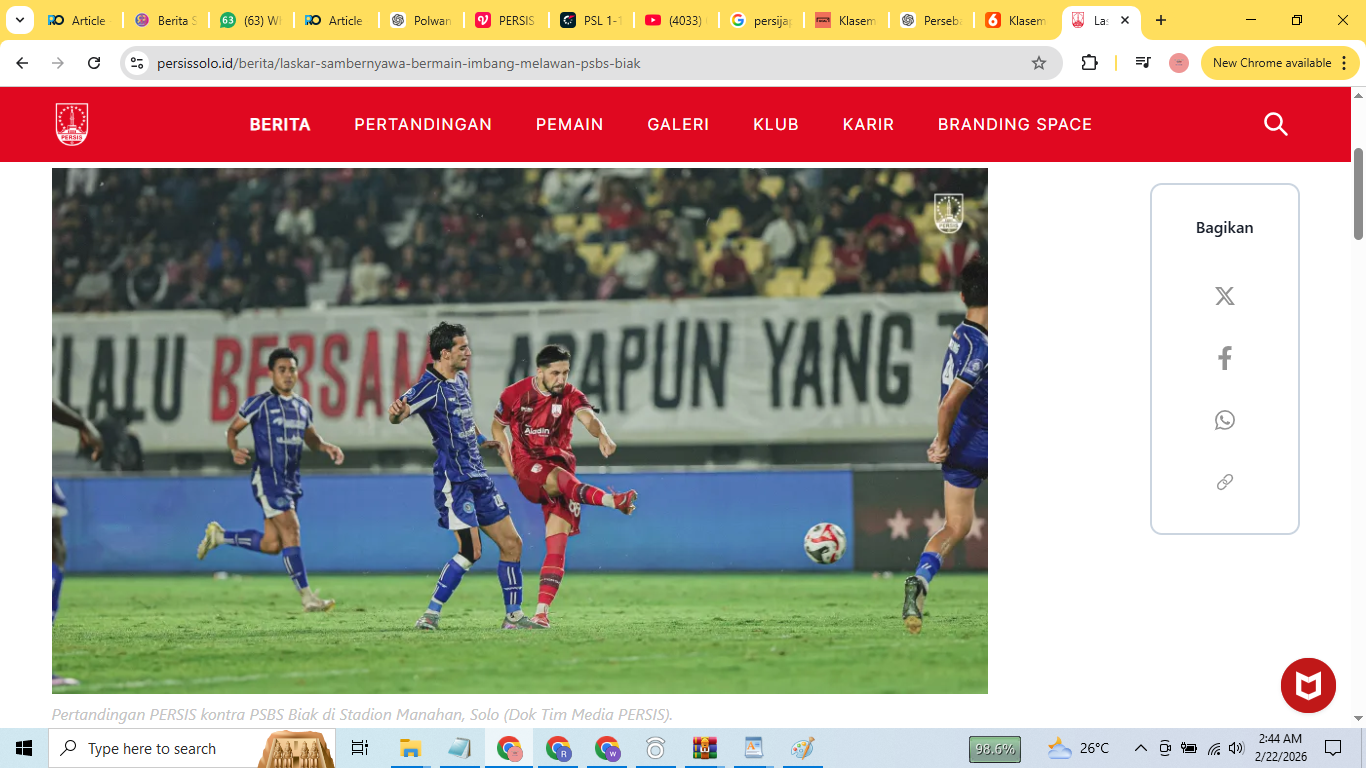 Pemain Persis Solo melakukan serangan ke pertahanan PSBS Biak.