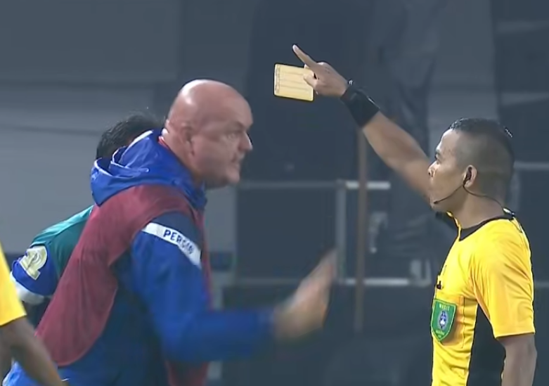 Pelatih Bojan Hodak dikartu kuning karena protes tambahan waktu kepanjangan.