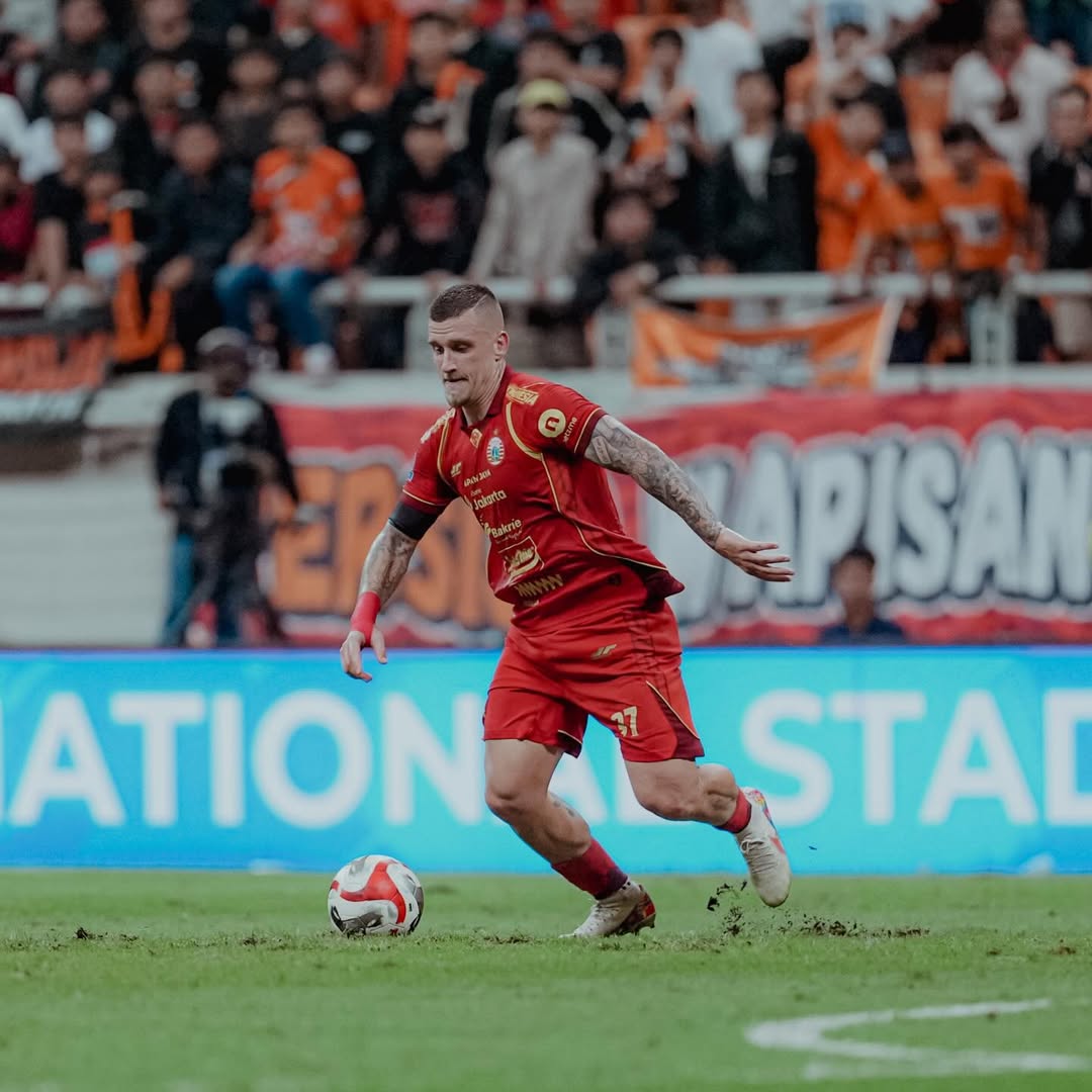 Pemain Persija Fabio Calonego cetak gol ke gawang Malut United