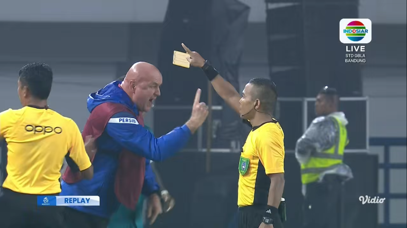 Pelatih Bojan Hodak dikartu kuning saat laga lawan Persita belum lama ini.