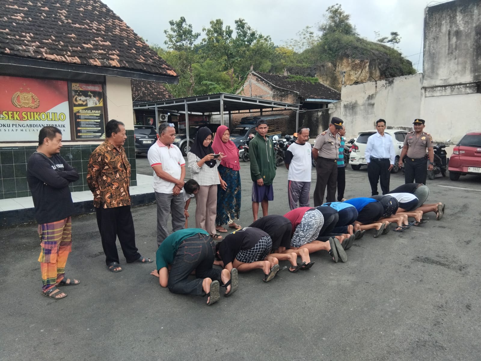Pemuda yang terlibat tawuran saat kegiatan tong tek di Sukolilo diamankan di Polsek setempat. (DOK POLSEK SUKOLILO)