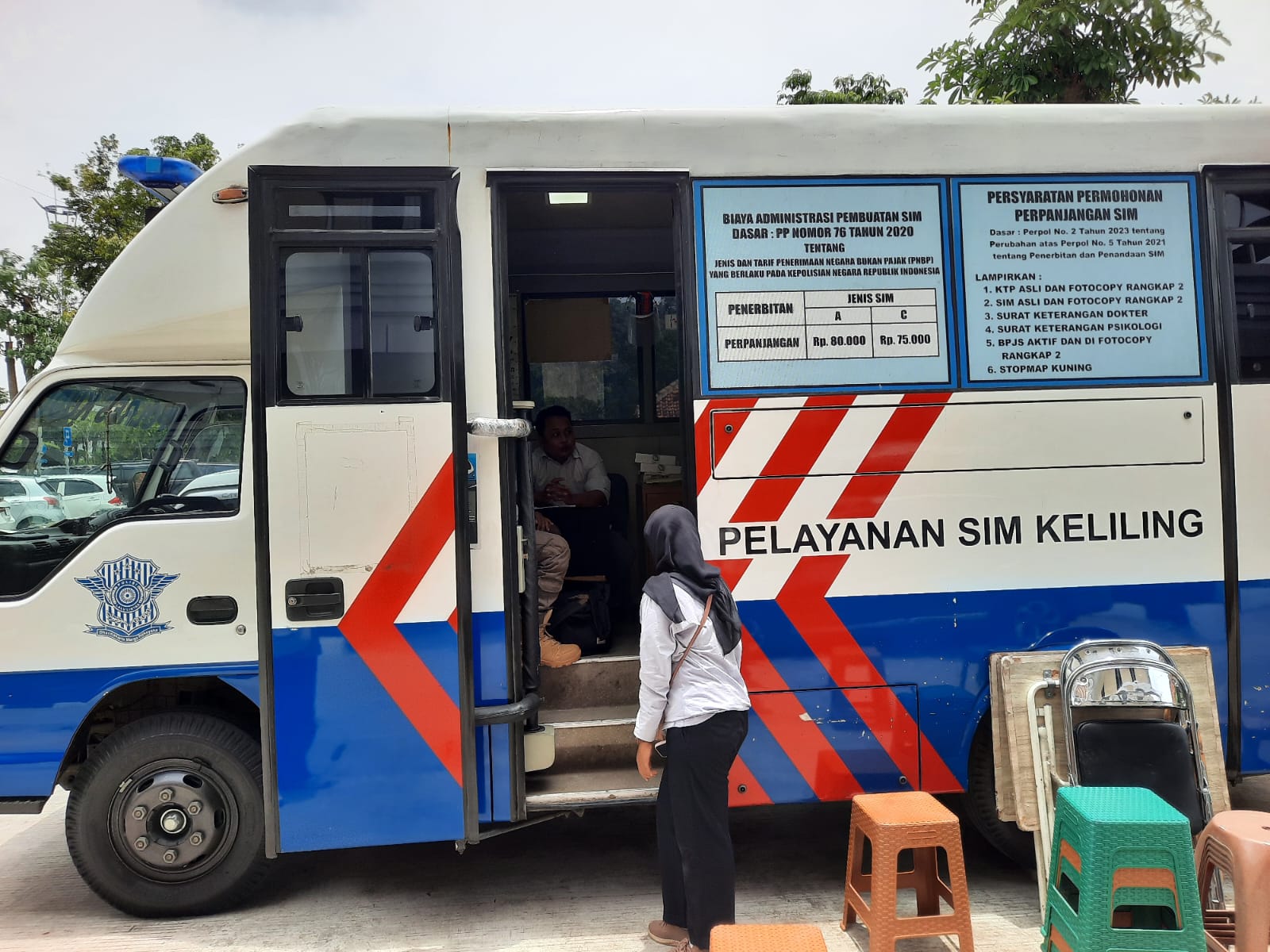 BERTANYA: Warga yang mengurus perpanjangan SIM keliling meminta kepastian kepada petugas terkait normalisasi layanan di halaman MPP Kudus. (INDAH SUSANTI/RADAR PATI) 