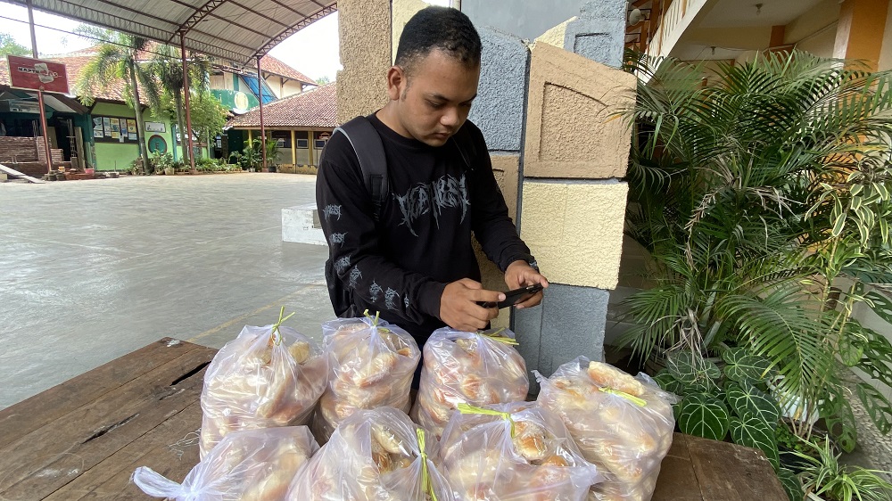 MAKANAN: Roti berjamur yang ditemukan di SMPN 5 Blora dikembalikan ke dapur penyedia. (ARIF FAKHRIAN KHALIM/RADAR PATI)